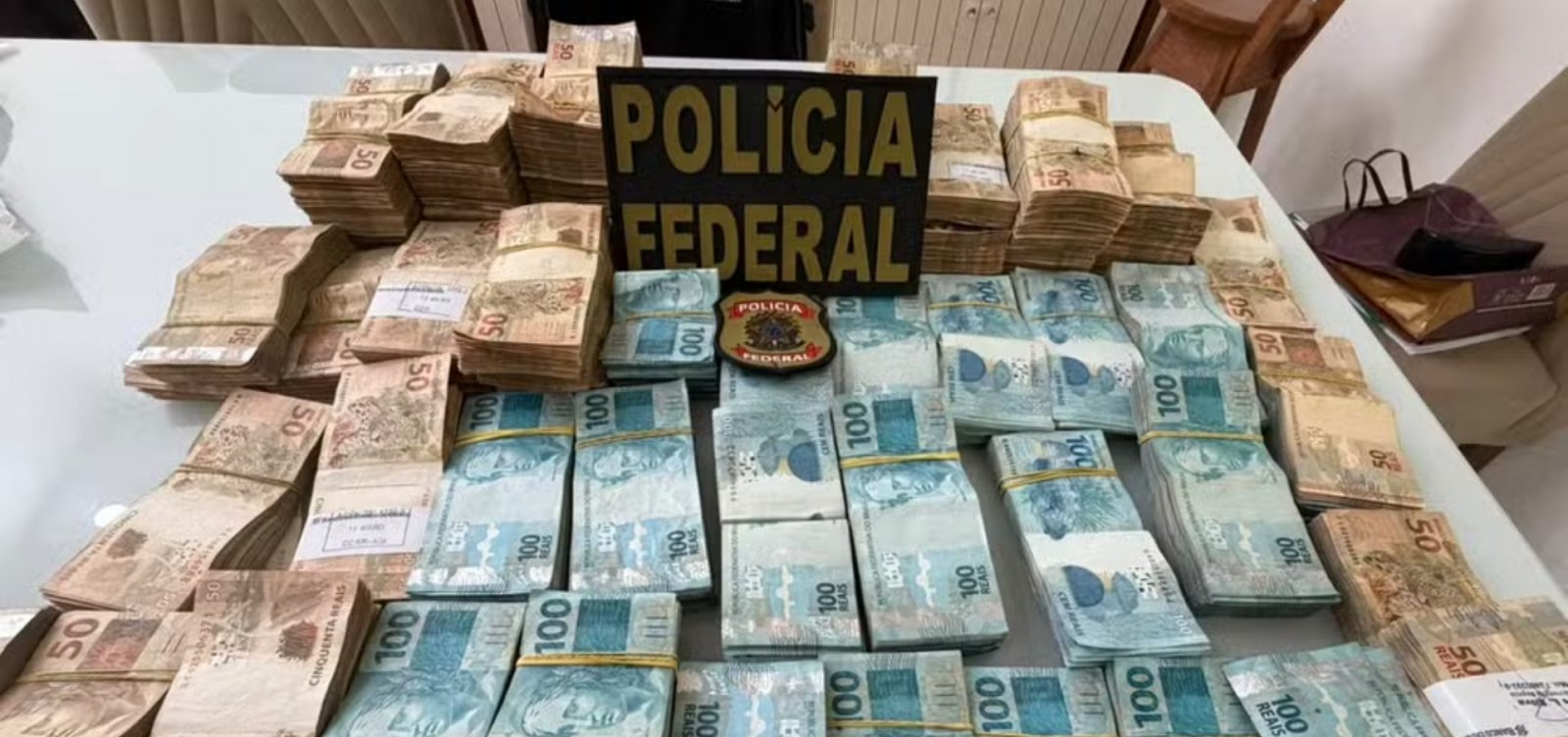 Imagem de PF apreende quase R$ 1 milhão, carros e joias em operação que mira prefeito e deputado federal