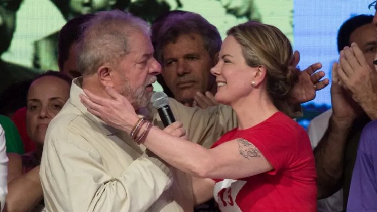 Imagem de Lula dá posse a Gleisi e Padilha para atender a interesses do PT no governo