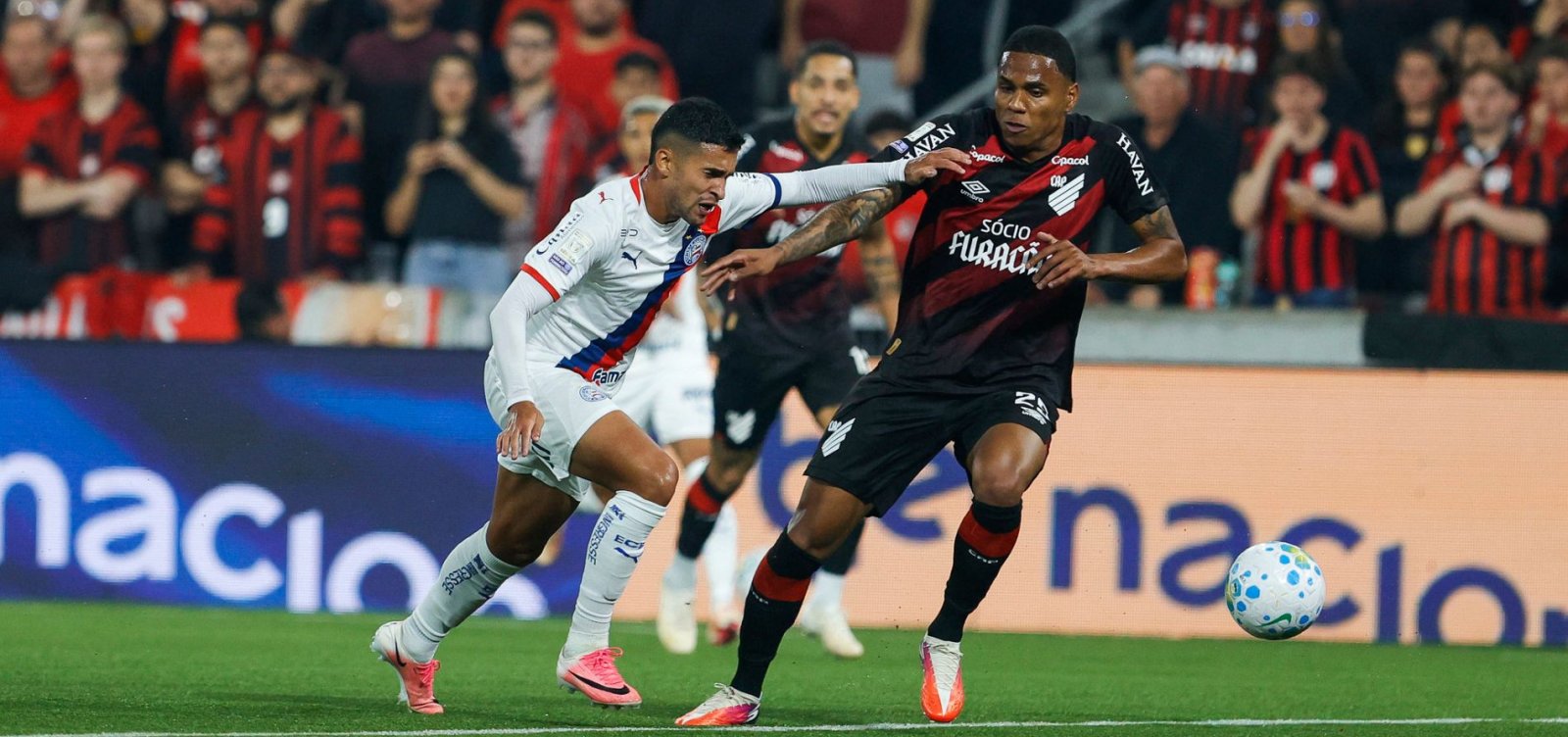Imagem de Everaldo perde pênalti nos acréscimos, Bahia cai diante do Athletico-PR e deixa o G-4
