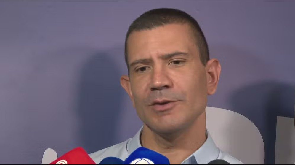 Candidato Douglas Ruas vota em São Gonçalo (RJ).