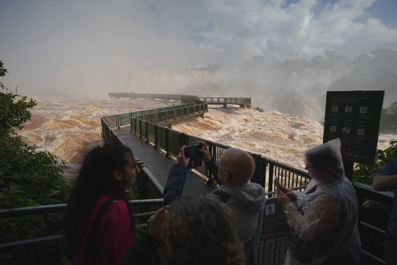 Fortes chuvas no Sul aumentam volume das Cataratas do Iguaçu e provocam interdições