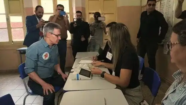 Imagem de Romeu Zema usa 'colinha' no celular durante votação em Araxá (MG)