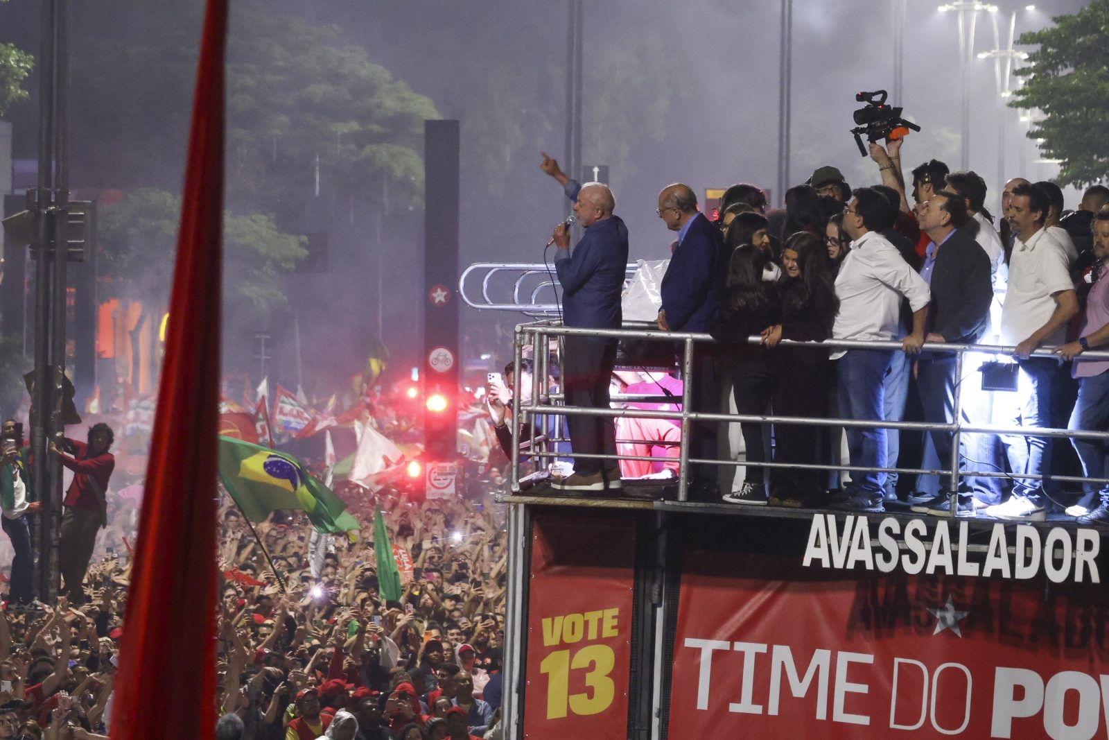 O presidente da República do Brasil, Luiz Inácio Lula da Silva (PT), e o vice-presidente Geraldo Alckmin (PSB) comemoram a reeleição durante celebração do resultado do segundo turno das eleições de 2026, na avenida Paulista em São Paulo.