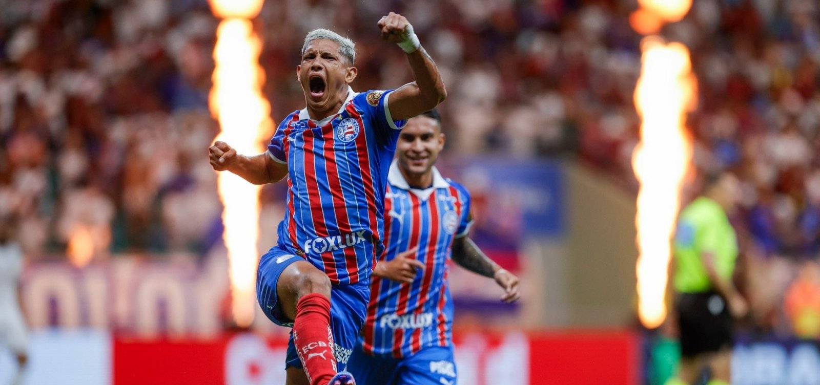 Imagem de Pulga marca duas vezes, Bahia vence o Inter de virada e volta ao G-5