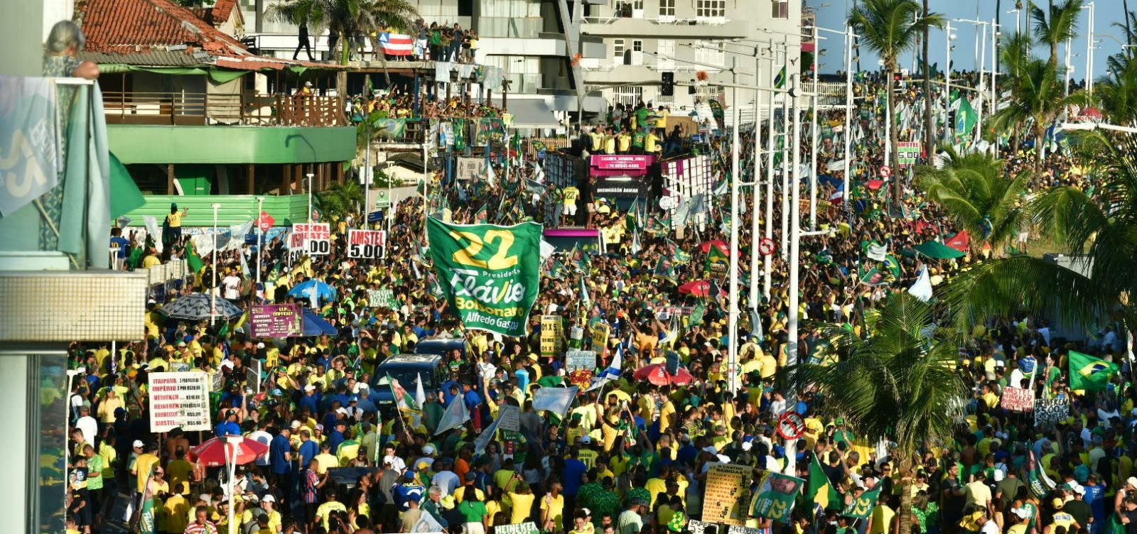 Imagem de Ato de Flávio Bolsonaro reúne multidão no Farol da Barra, em Salvador