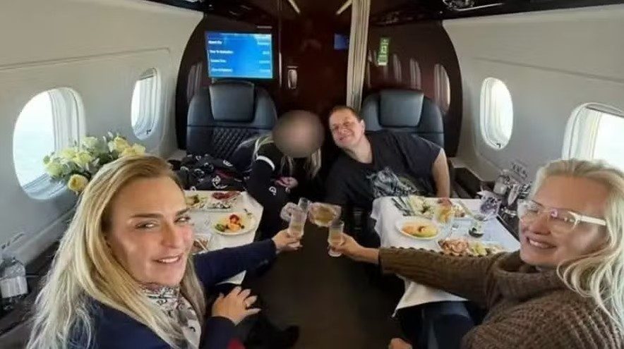 Foto mostra Lulinha ao lado de Roberta Luchsinger em viagem.