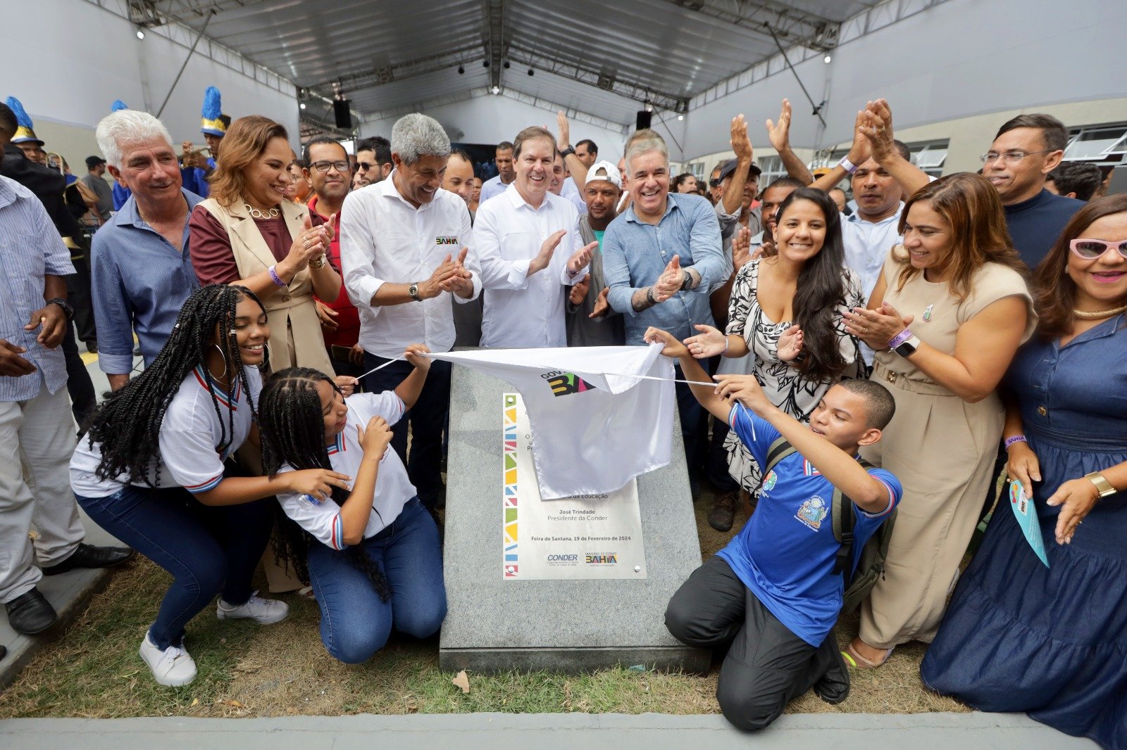 Imagem de Investimento em novas escolas deve ultrapassar um bilhão de reais, anuncia governador em abertura do ano letivo em Feira de Santana