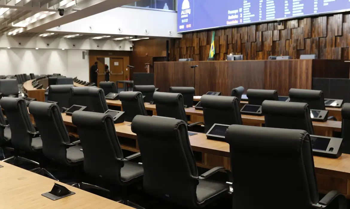 Imagem de Dossiê aponta que projetos de lei sobre IA priorizam controle e vigilância no Brasil