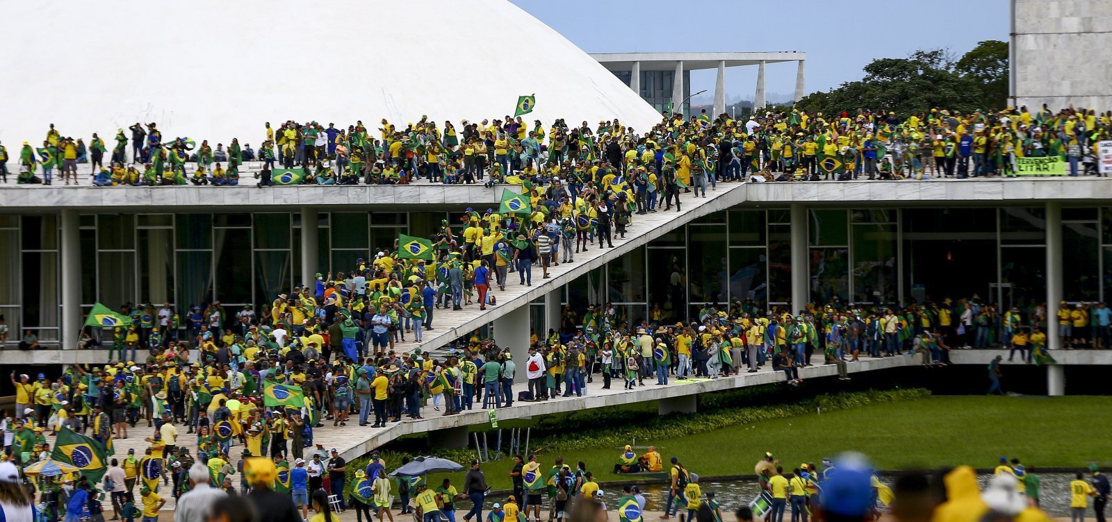 Imagem de Moraes concede prisão domiciliar a idosos condenados pelos atos de 8 de janeiro