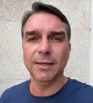 Imagem de Flávio Bolsonaro ainda não entregou passaporte para a PF após determinação de Moraes