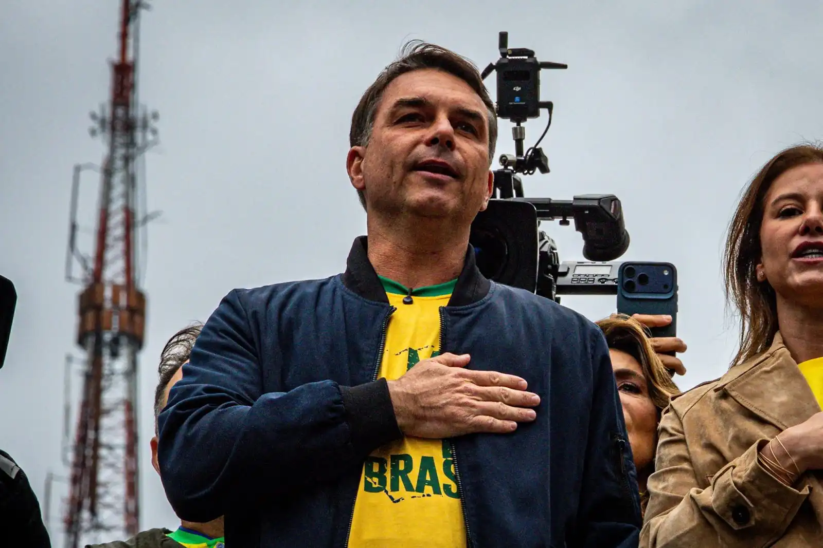 Imagem de Em vídeo, Flávio Bolsonaro afirmou que não sairia do país e entregaria seu passaporte à PF