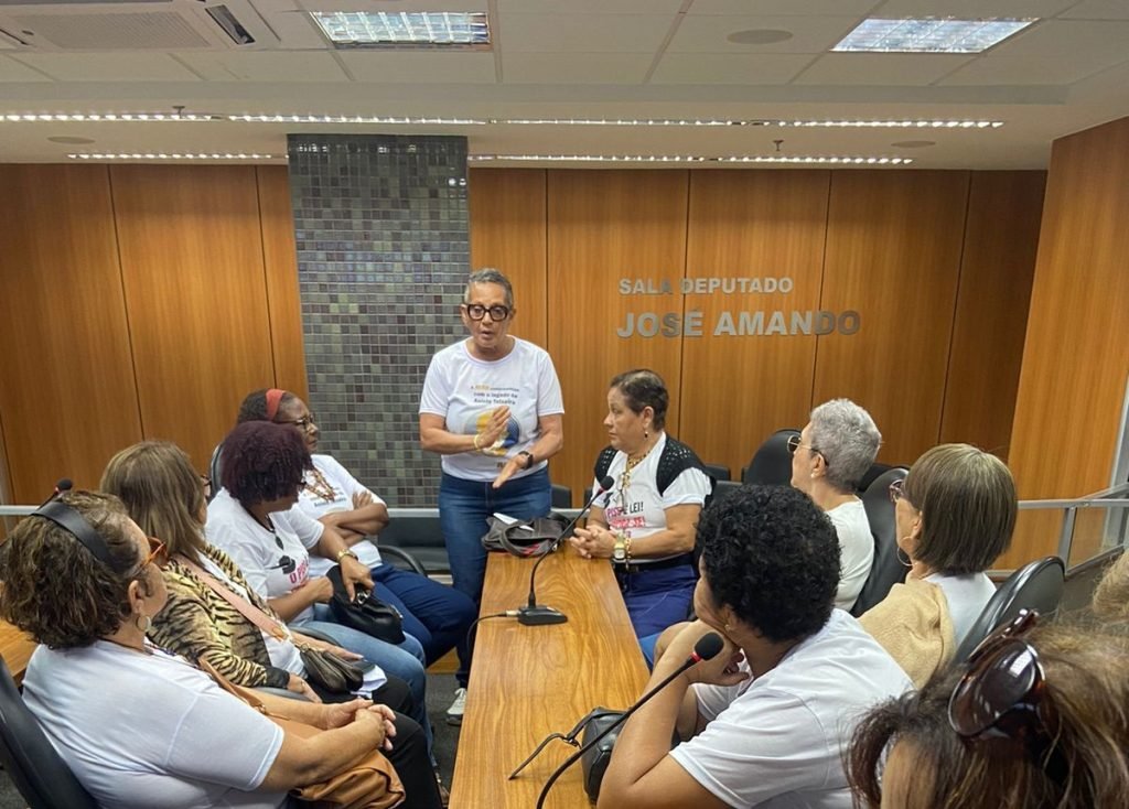 Imagem de Professores fazem paralisação por piso em Salvador enquanto aposentados seguem excluídos de acordo estadual