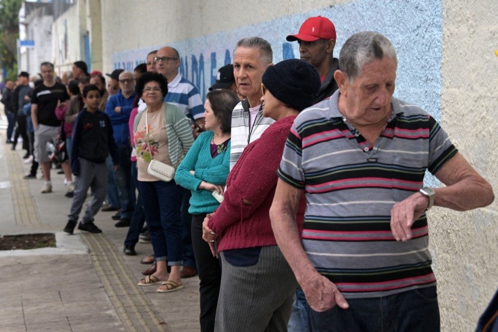 Eleitores na fila de votação no segundo turno em São Paulo.