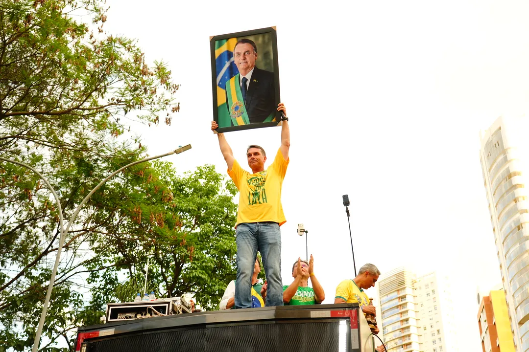 Imagem de Bolsonaro pede a Moraes autorização para receber Flávio após 1º turno