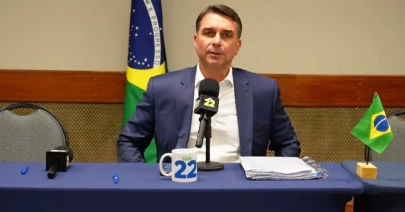 Flávio Bolsonaro durante live