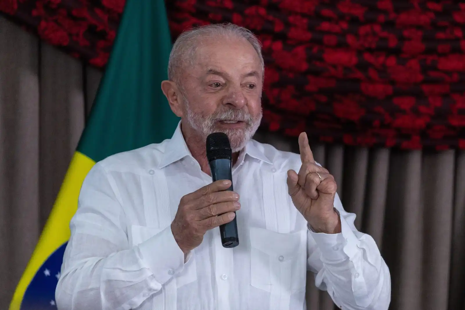 Imagem de Campanha de Lula aciona TSE questionando Meta por geração de imagem de IA para Flávio Bolsonaro