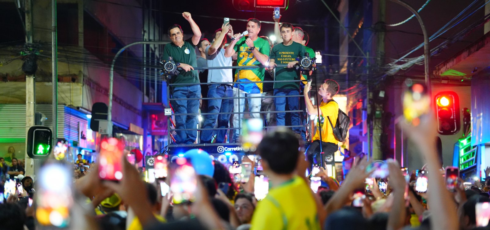 Imagem de Flávio Bolsonaro reúne ACM Neto, Nikolas Ferreira e João Roma em grande ato no Farol da Barra neste sábado (17)