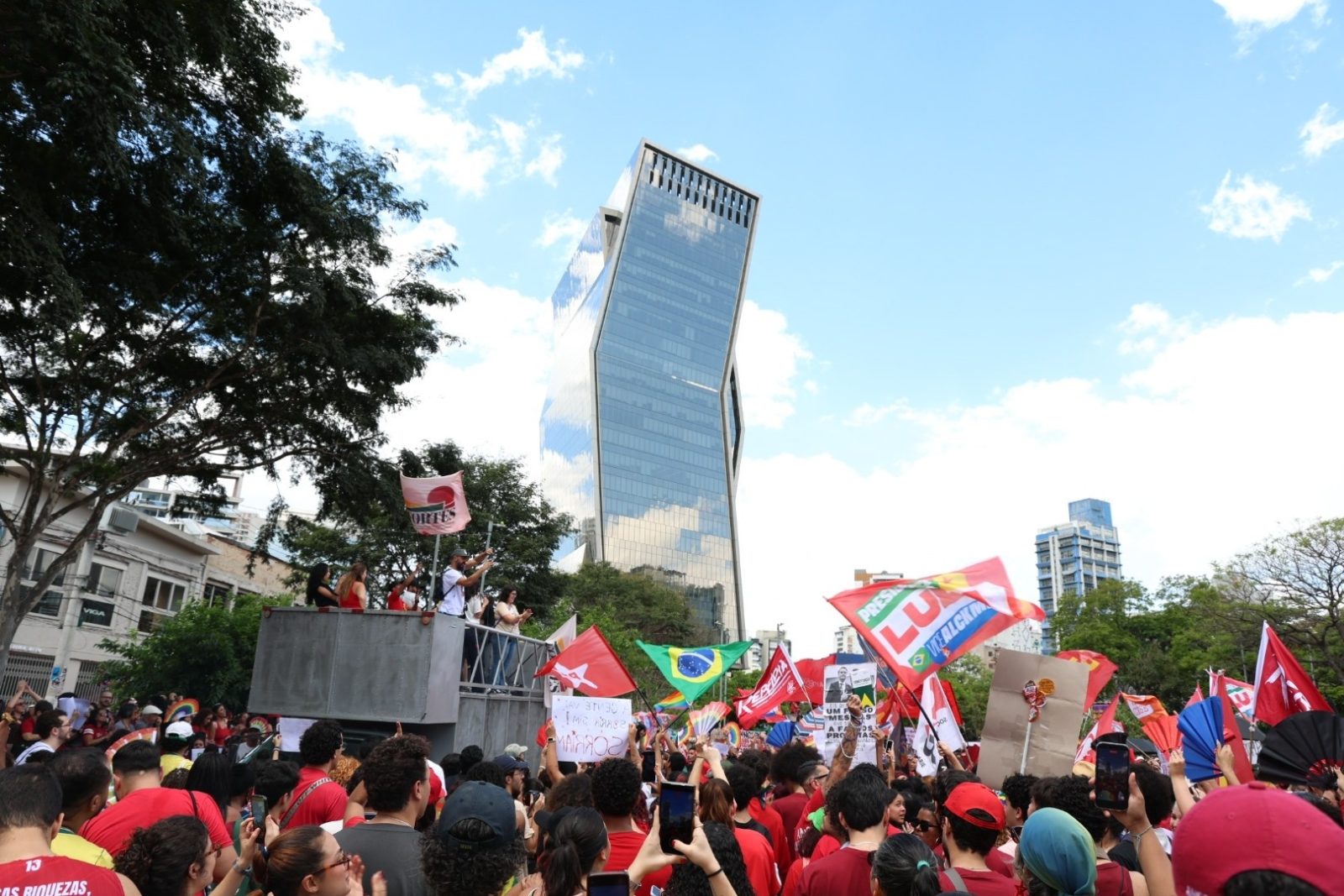 Manifestantes realizam ato Pro-Lula no Largo da Batata, na Faria Lima, zona sul de Sao Paulo