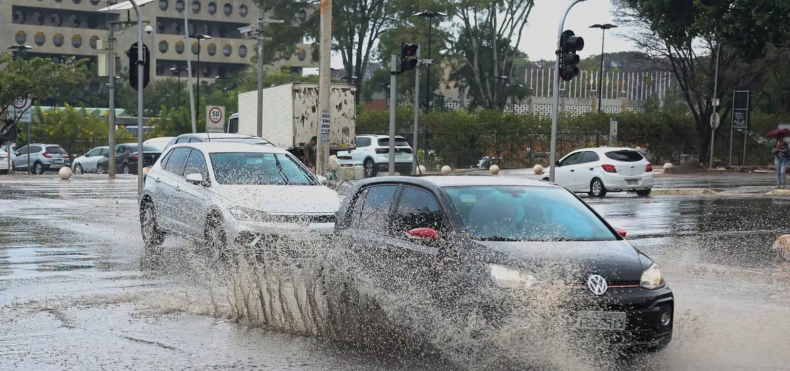Imagem de Inmet emite alerta de chuvas fortes para Salvador e mais de 100 cidades da Bahia