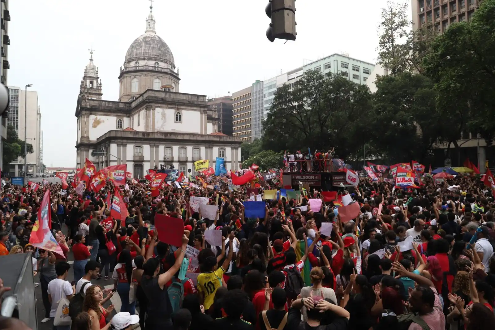 Imagem de Estudantes realizam manifestação no Rio nesta quarta-feira (7) em defesa da reeleição de Lula