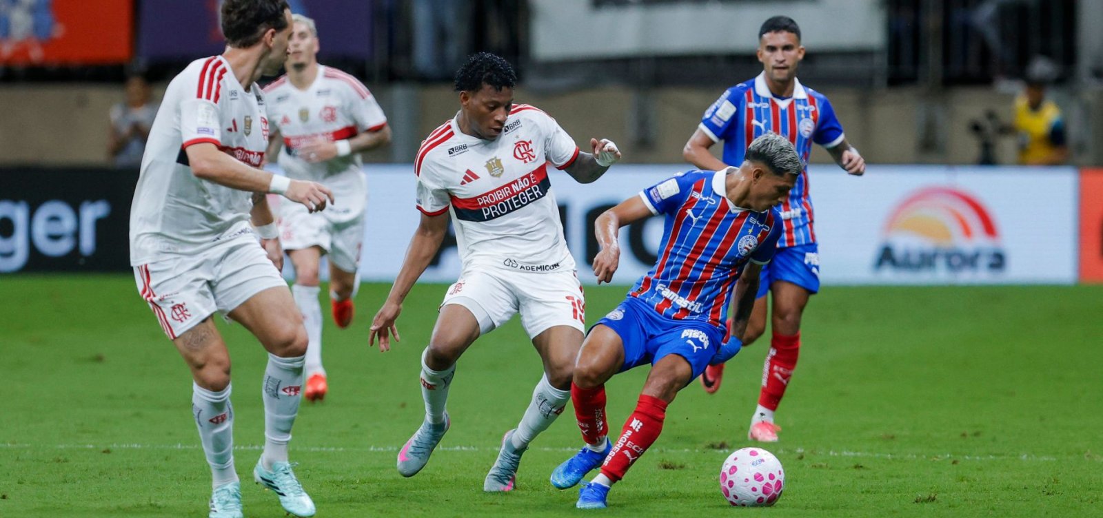 Imagem de Bahia leva 3 a 0 do Flamengo na Fonte Nova, perde duas posições e cai para 7º no Brasileirão