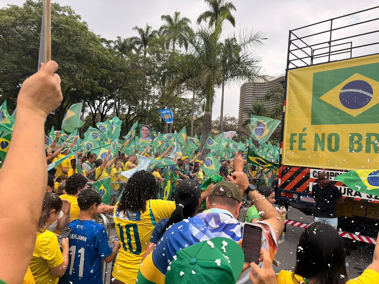 Apoiadores de Flávio Bolsonaro fazem ato em Belo Horizonte.