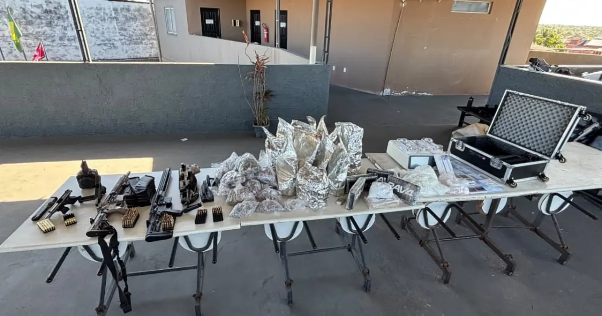 Imagem de PM apreende fuzis, pistolas e drogas em área de mata em Lauro de Freitas