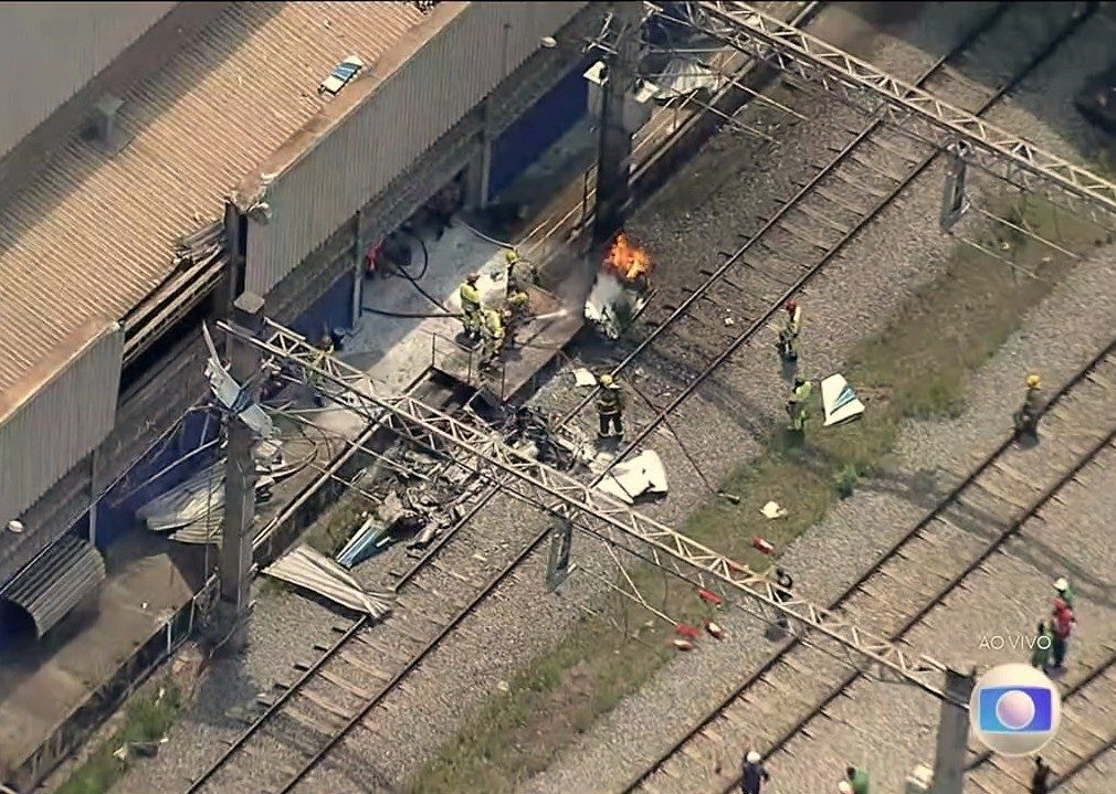 Avião em chamas sobre o trilho do metrô de BH