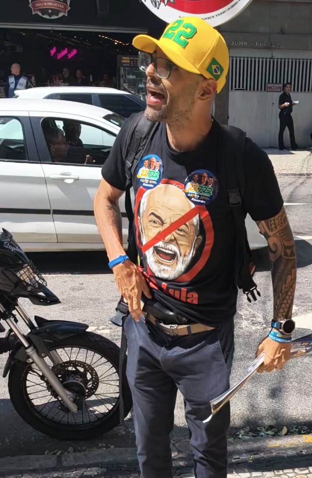 Deputado do PL mostra arma durante confusão com candidato do PSOL no Rio