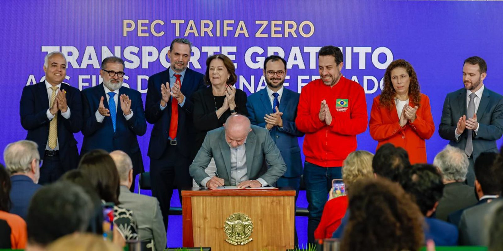 Lula assina PEC que prevê tarifa zero no transporte público