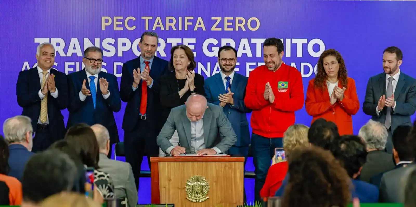 Imagem de A quatro dias das eleições, Lula assina PEC que prevê tarifa zero no transporte público aos fins de semana