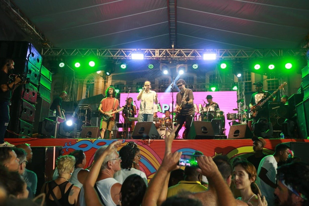 Imagem de Em apresentação no Pelourinho, Davi Moraes agradece por homenagens a seu pai no Carnaval 2023 
