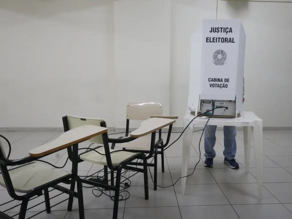 Eleitores comparecem ao segundo turno das eleições