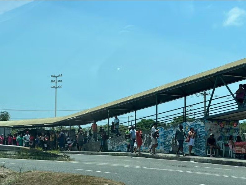 Longas filas aguardando ônibus em Salvador.