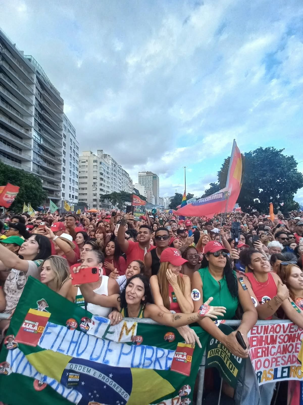 Público acompanha o ato pró-Lula na praia de Copacabana