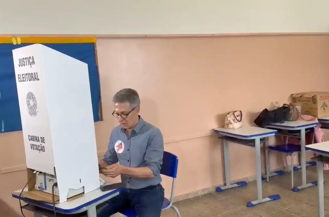 Imagem de Zema diz que não foi alertado por mesários sobre celular na cabine de votação; veja vídeo