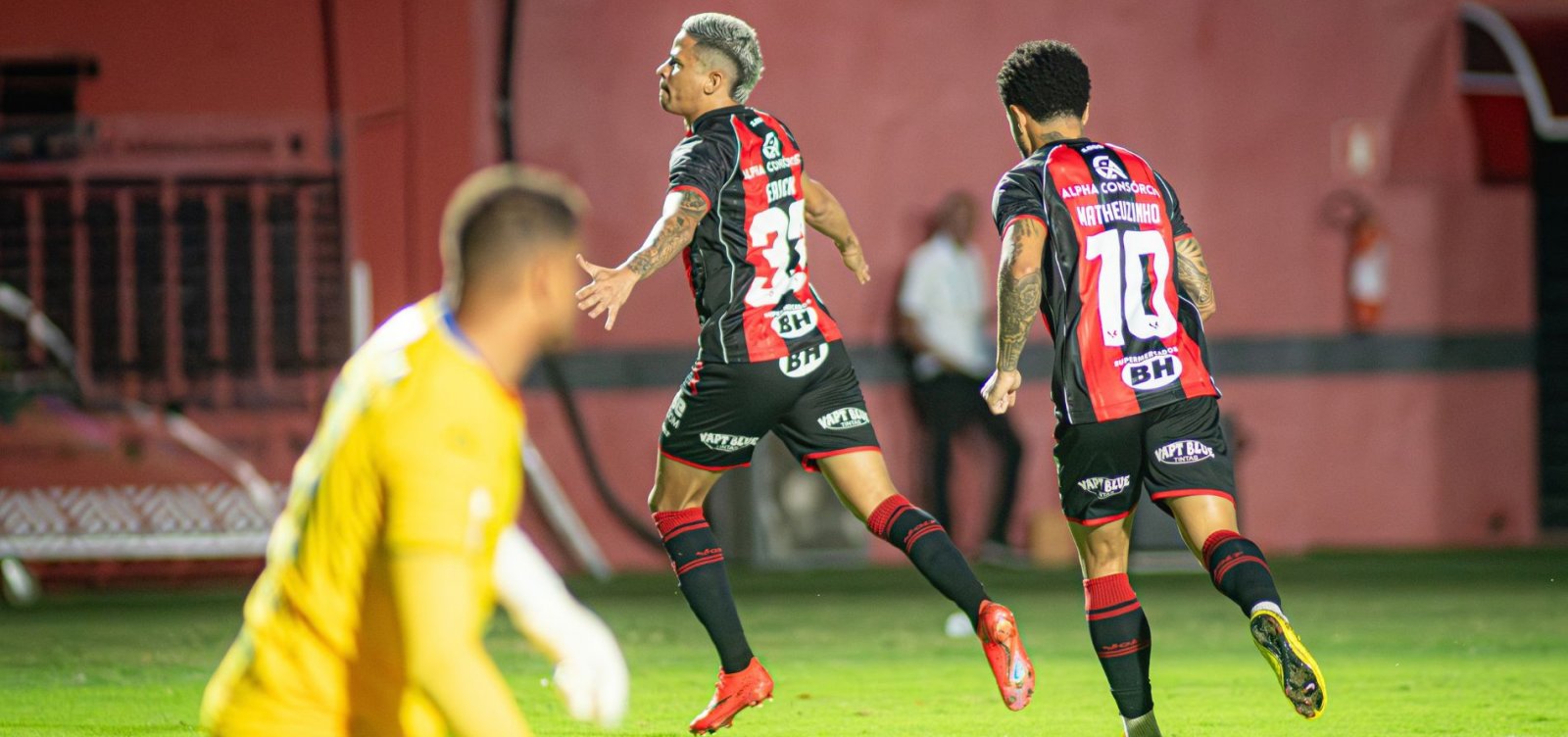 Imagem de Vitória goleia a Chapecoense no Barradão e abre vantagem sobre o Z-4