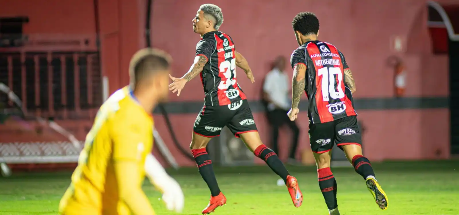 Imagem de Vitória goleia a Chapecoense no Barradão e abre vantagem sobre o Z-4