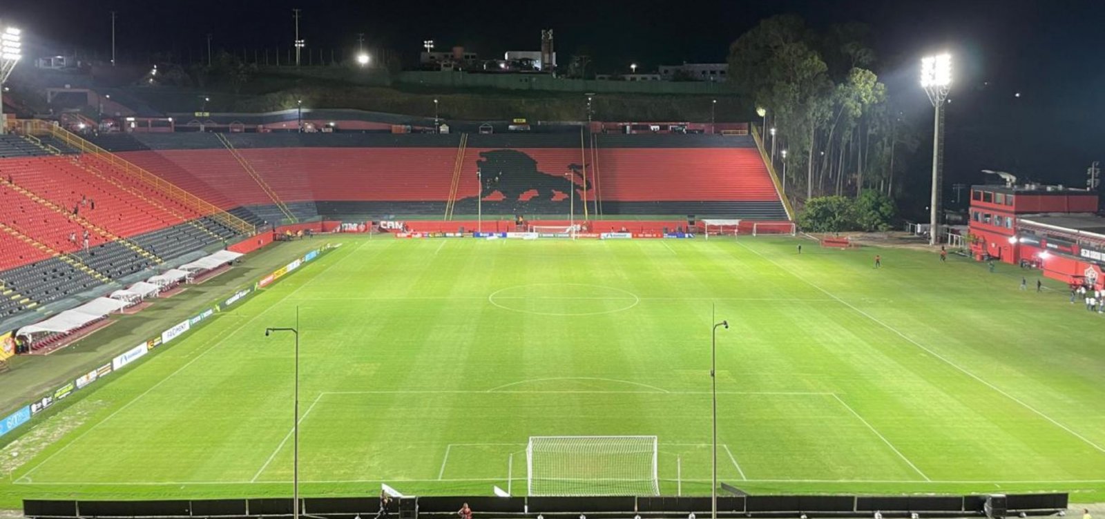Imagem de Vitória x Grêmio: onde assistir, prováveis escalações e arbitragem