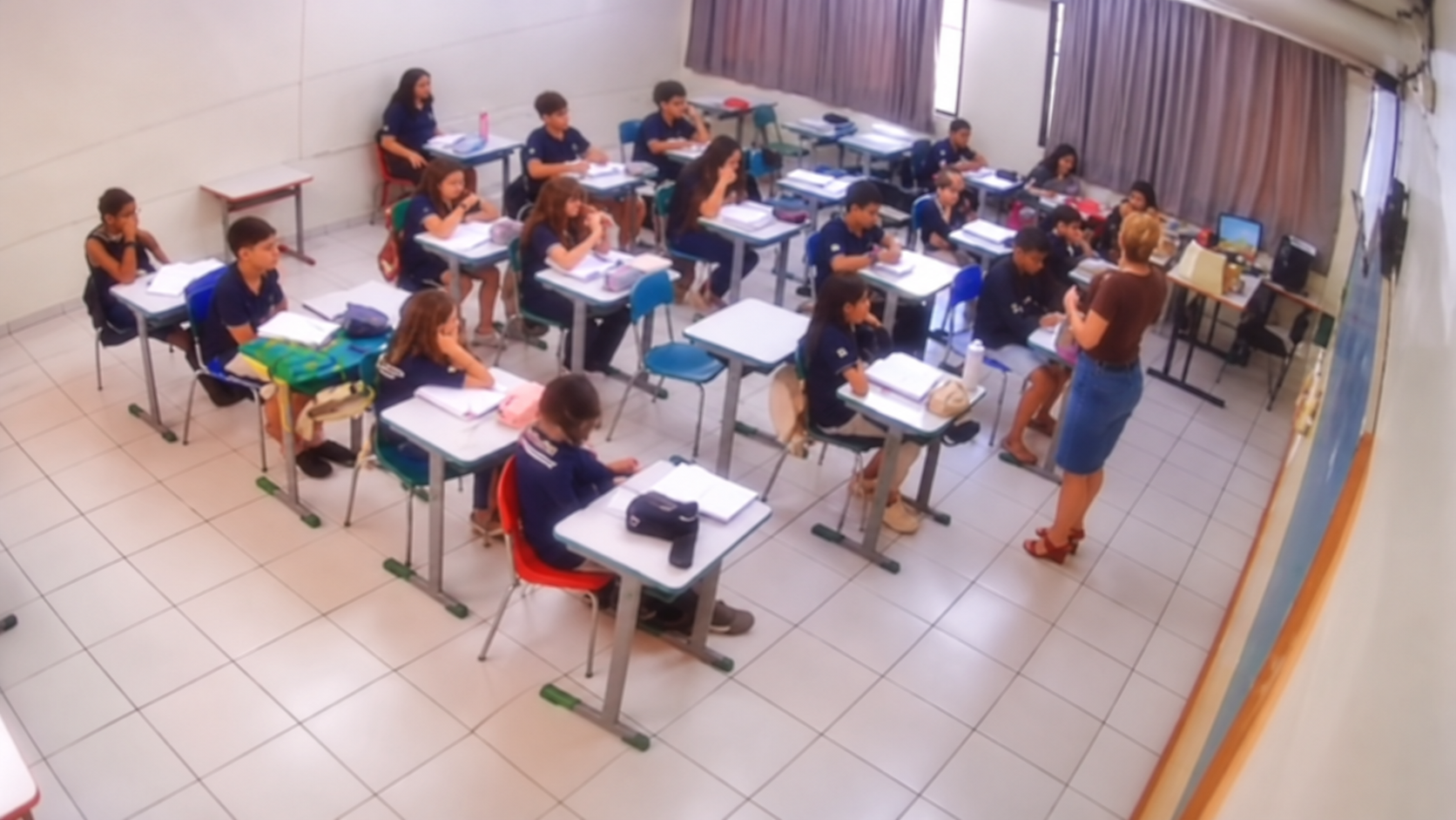 Imagem de VÍDEO: Câmera de segurança registra professora associando Flávio Bolsonaro ao fascismo durante aula