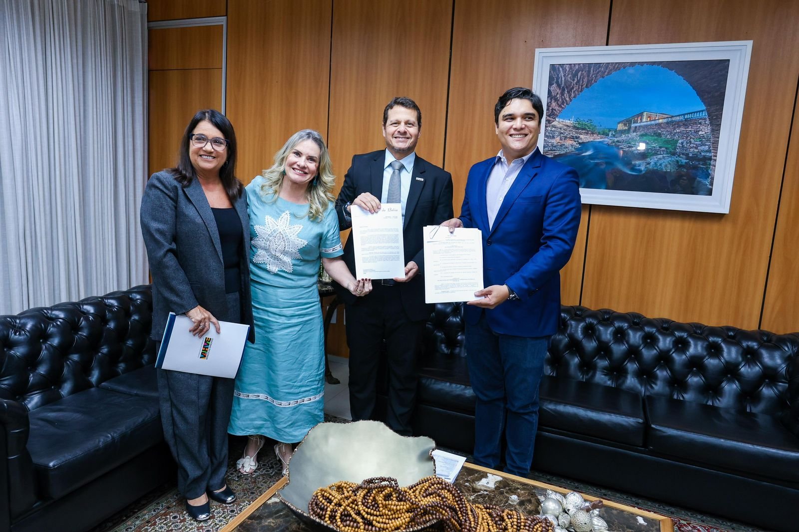 Imagem de Presidente Ivana Bastos recebe projeto de LDO 2026, que projeta R$ 72 bilhões em receita e crescimento de 3% no PIB