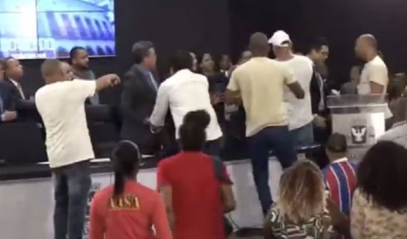 Imagem de Câmara de Salvador aprova reajuste para servidores em sessão marcada por confusão e agressões; professores mantém greve