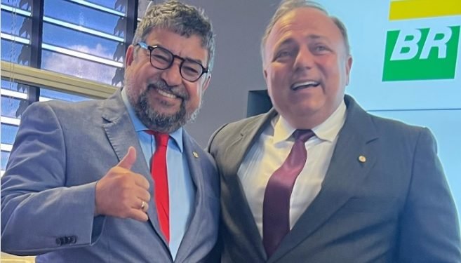Imagem de Vice-presidente do PT causa ira em esquerdistas após foto com Pazuello 