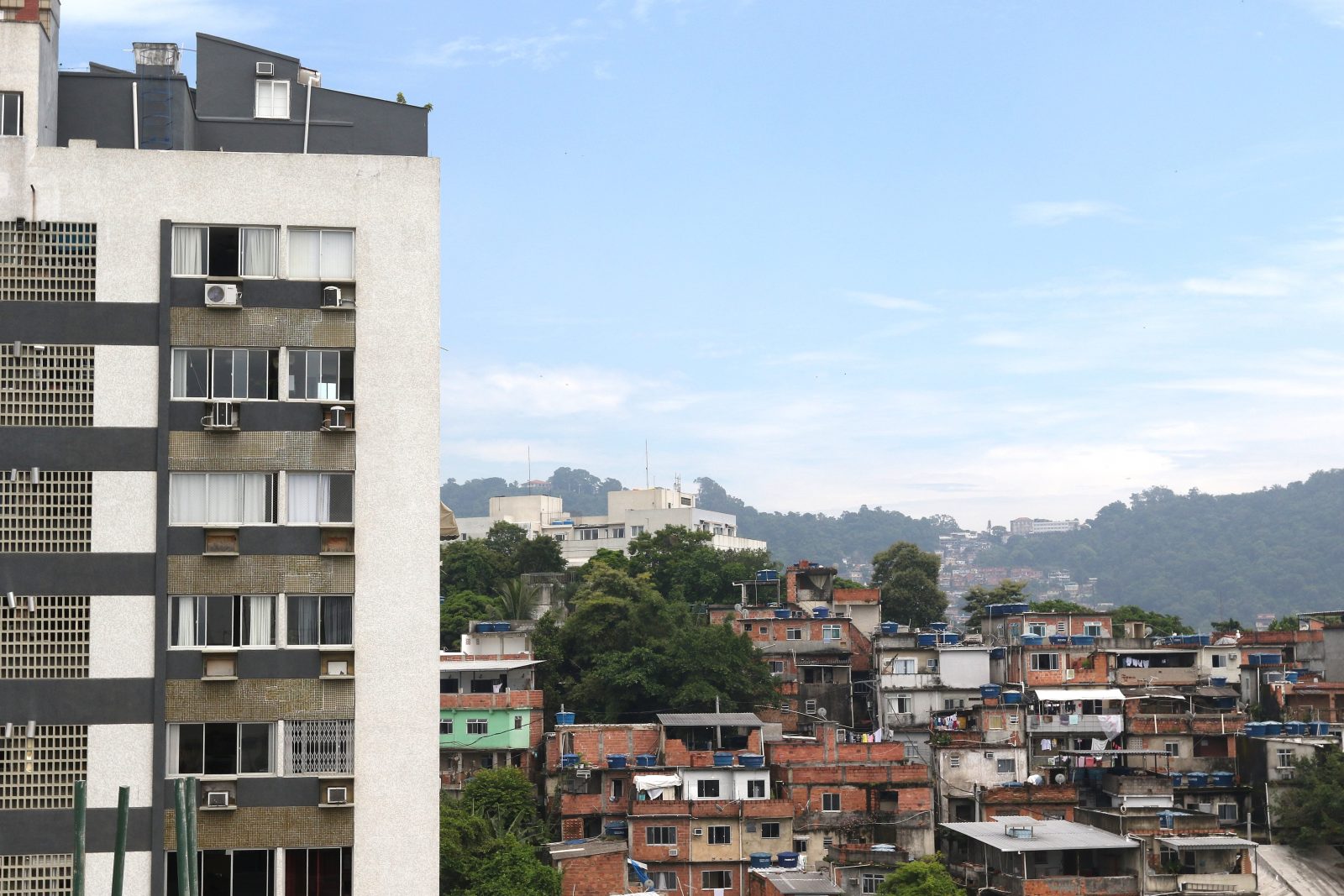 Vista da comunidade do Morro Azul e prédio no bairro do Flamengo, na Zona Sul do Rio de Janeiro