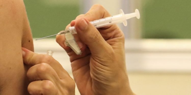 Imagem de Ministério da Saúde diz que vacina covid matou um adulto a cada 10 milhões de doses