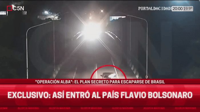 Van com Flávio Bolsonaro passa fronteira entre Brasil e Argentina.