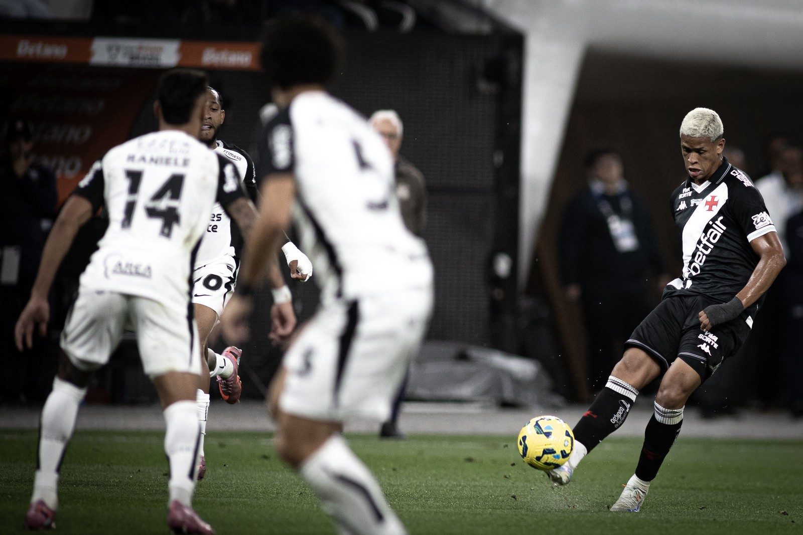 Vasco e Corinthians duelam neste sábado (24) pelo Brasileirão