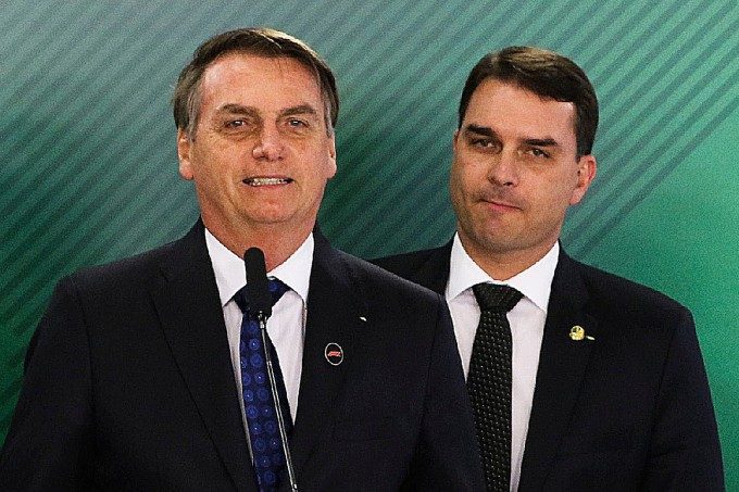 Jair e Flávio Bolsonaro, em junho de 2019