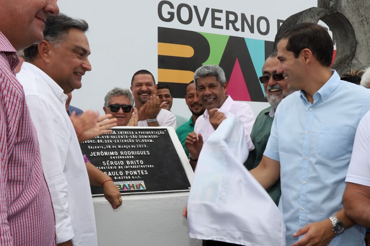 Imagem de Em Valente, governador entrega requalificação de trechos da BA-120 e BA-416, além de nova pista do aeródromo da cidade