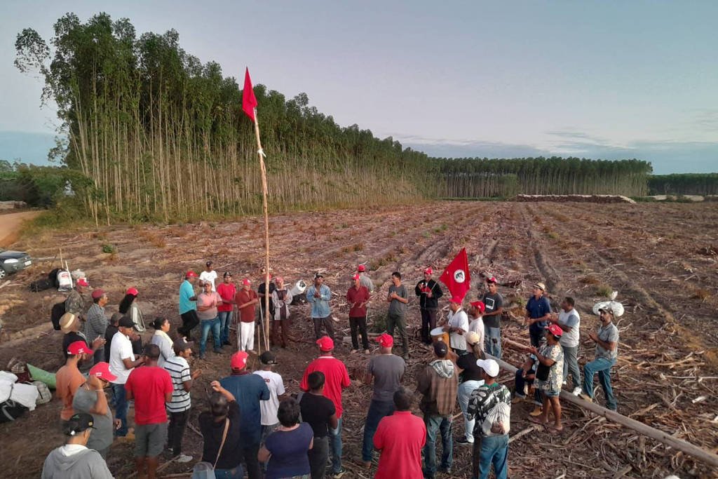 Imagem de MST sai de uma das fazendas invadidas na Bahia